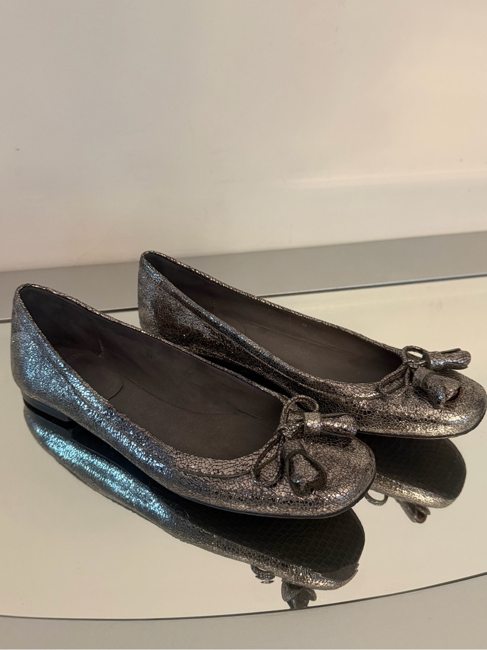 STUART WEITZMAN Tulip Bow Pewter Metallic Nappa Leather Ballet Flats Women’s 8 - Picture 5 of 16